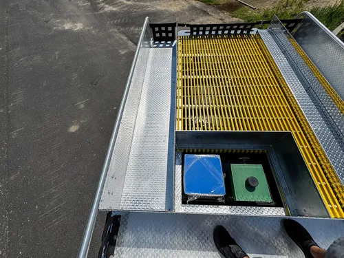 Top hatch close-up set in the rear deck grating surround.